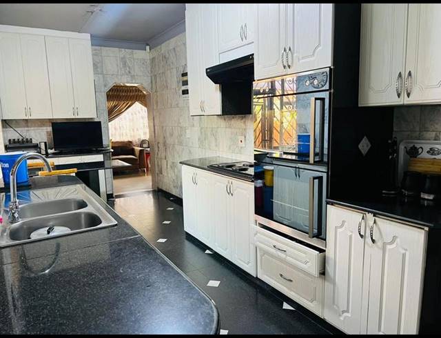 3 BEDROOM HOUSE FOR SALE IN REGENTS PARK